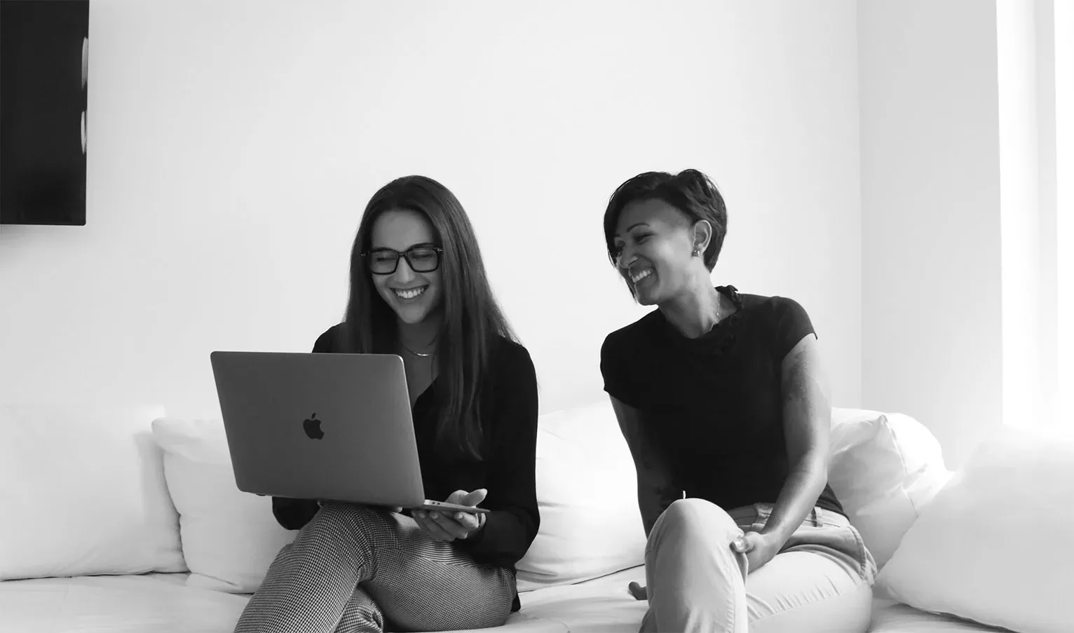 metric marketing employees on laptop on couch